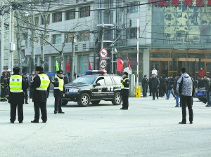 劫持者被警方带离现场。王溦 摄 劫持者被警方带离现场。王溦 摄