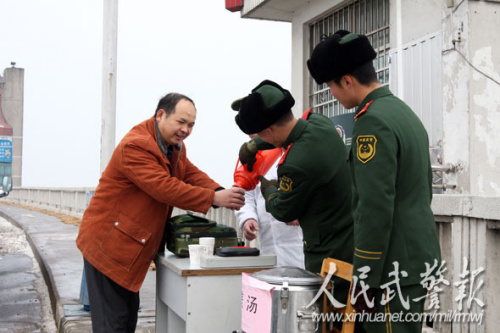 便民服务。图片来源:人民武警报 便民服务。图片来源:人民武警报