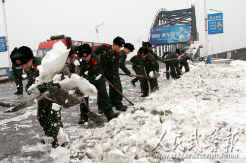 铲冰除雪。图片来源:人民武警报 铲冰除雪。图片来源:人民武警报