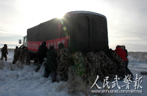 艰难行进。图片来源:人民武警报 艰难行进。图片来源:人民武警报