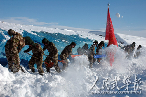清理大棚积雪。图片来源:人民武警报 清理大棚积雪。图片来源:人民武警报
