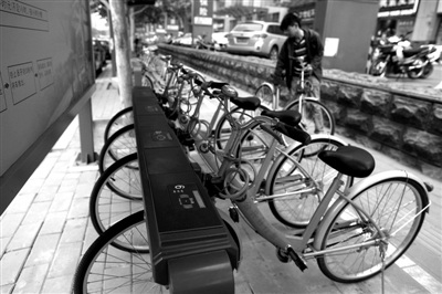 2011年10月26日,朝外南街的公共自行车服务系统,一位市民刷卡租借自行车。本报资料图片/新京报记者 薛珺 摄 2011年10月26日,朝外南街的公共自行车服务系统,一位市民刷卡租借自行车。本报资料图片/新京报记者 薛珺 摄