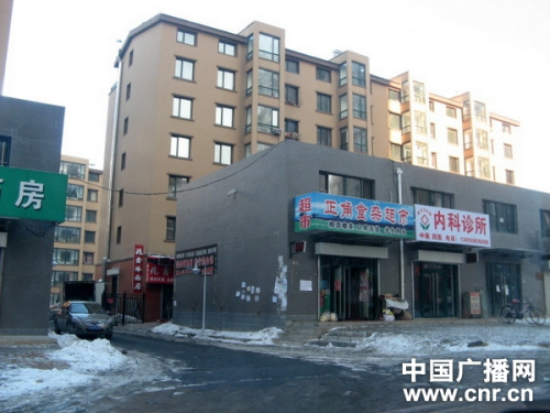龙翔山水馨城住宅楼前与规划不符的商铺 记者白宇 龙翔山水馨城住宅楼前与规划不符的商铺 记者白宇