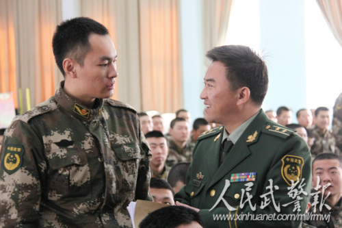 开展法律和心理咨询。图片来源:人民武警报 开展法律和心理咨询。图片来源:人民武警报