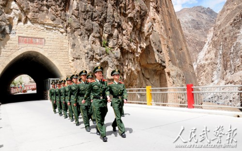 守桥官兵每天都迈着整齐步伐上哨执勤。图片来源:人民武警报 守桥官兵每天都迈着整齐步伐上哨执勤。图片来源:人民武警报