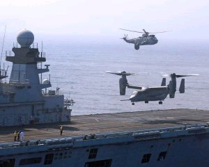 美海军陆战队V22鱼鹰战机准备在英国航母上着舰 美海军陆战队V22鱼鹰战机准备在英国航母上着舰