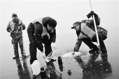 1月7日,邯郸军分区官兵和民兵在冰上取水样。唐亚龙摄 1月7日,邯郸军分区官兵和民兵在冰上取水样。唐亚龙摄