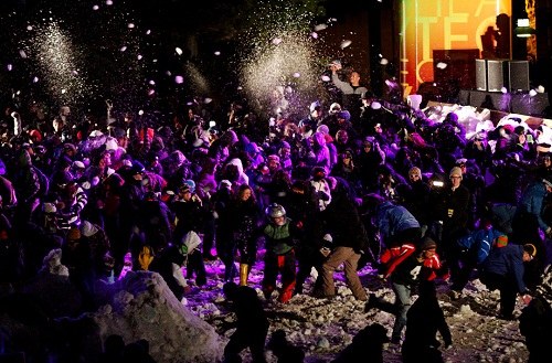 美国西雅图近6000名民众齐打雪仗 美国西雅图近6000名民众齐打雪仗