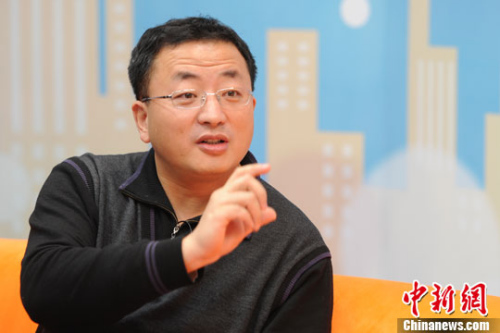 连日来,中国中东部大部地区深陷十面“霾”伏,多地空气质量遭严重污染。尤其是北京,PM2.5浓度曾一度攀至700微克/立方米以上。此次大范围重污染过程属近年来罕见,引发中外舆论关注。北京师范大学大气环境研究中心主任田贺忠15日上午做客<a target='_blank' href='http://www.chinanews.com/' >中新网</a>《新闻大家谈》,为网友解读相关问题。<a target='_blank' href='http://www.chinanews.com/' >中新网</a>记者 张龙云 摄 连日来,中国中东部大部地区深陷十面“霾”伏,多地空气质量遭严重污染。尤其是北京,PM2.5浓度曾一度攀至700微克/立方米以上。此次大范围重污染过程属近年来罕见,引发中外舆论关注。北京师范大学大气环境研究中心主任田贺忠15日上午做客<a target='_blank' href='http://www.chinanews.com/' >中新网</a>《新闻大家谈》,为网友解读相关问题。<a target='_blank' href='http://www.chinanews.com/' >中新网</a>记者 张龙云 摄
