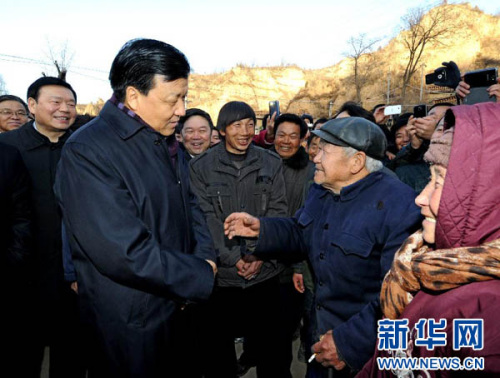 1月11日至14日,中共中央政治局常委、中央书记处书记刘云山在陕西延安、榆林两地就贯彻落实党的十八大精神、开展群众路线教育实践活动进行调研。这是1月11日,刘云山在延川县禹居镇农村调研时与群众亲切交谈。 新华社记者饶爱民摄 1月11日至14日,中共中央政治局常委、中央书记处书记刘云山在陕西延安、榆林两地就贯彻落实党的十八大精神、开展群众路线教育实践活动进行调研。这是1月11日,刘云山在延川县禹居镇农村调研时与群众亲切交谈。 新华社记者饶爱民摄