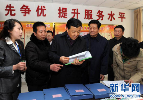 这是1月14日,刘云山在榆林市榆阳区金阳小区调研社区党建工作。 新华社记者 饶爱民摄 这是1月14日,刘云山在榆林市榆阳区金阳小区调研社区党建工作。 新华社记者 饶爱民摄