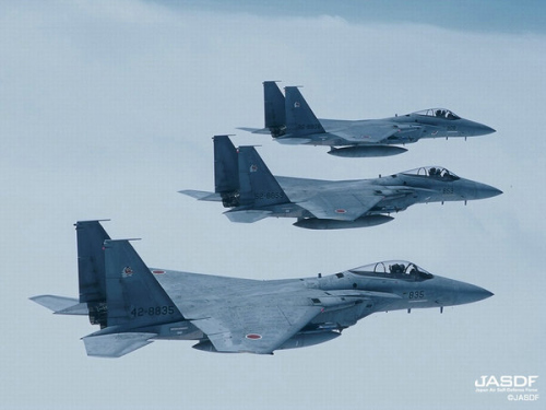资料图:日本航空自卫队F-15J型战斗机编队。 资料图:日本航空自卫队F-15J型战斗机编队。