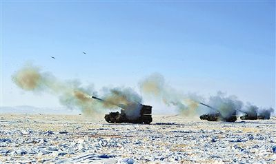1月15日下午,某炮兵旅进行实弹射击。 本报特约记者 张坤平摄 1月15日下午,某炮兵旅进行实弹射击。 本报特约记者 张坤平摄