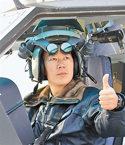武直十飞行员新头盔亮相可与机炮随动射击图