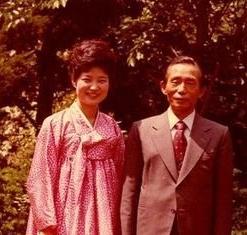 朴槿惠和父亲(资料图) 朴槿惠和父亲(资料图)