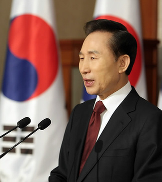 韩国总统李明博(资料图) 韩国总统李明博(资料图)