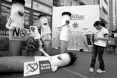 2012年5月31日是第25个世界禁烟日,浙江温州6位模特扮成香烟的模样,向市民表达吸烟的严重危害。赵用 摄 2012年5月31日是第25个世界禁烟日,浙江温州6位模特扮成香烟的模样,向市民表达吸烟的严重危害。赵用 摄