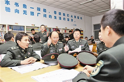 上图:讲师团成员在某训练基地宣讲十八大精神。 张胜伟摄 上图:讲师团成员在某训练基地宣讲十八大精神。 张胜伟摄