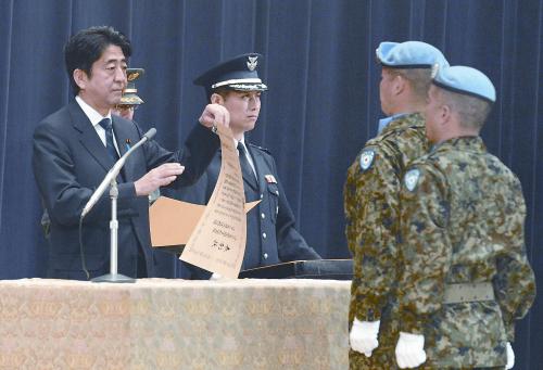 安倍为从戈兰高地返回的日本维和部队颁奖,讲话称“安全形势严峻”,要强化美日同盟 安倍为从戈兰高地返回的日本维和部队颁奖,讲话称“安全形势严峻”,要强化美日同盟