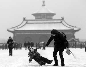 天坛公园里迎来戏雪市民。晨报记者 王颖/摄 天坛公园里迎来戏雪市民。晨报记者 王颖/摄