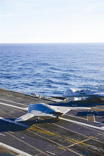 美军:X-47B无人机登上航母 美军:X-47B无人机登上航母
