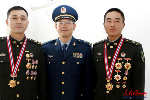 马健院长与好班长合影留念,鼓励他们继续努力,再立新功 马健院长与好班长合影留念,鼓励他们继续努力,再立新功