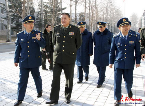 空军政治部周卫平副主任陪同解放军报社社长看望好班长