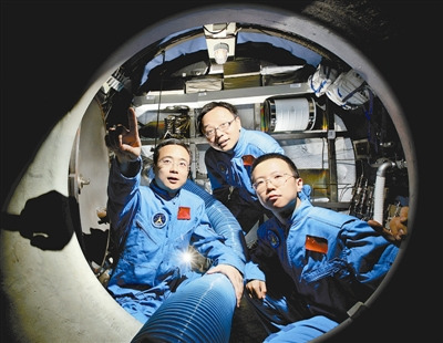 中国航天员中心科研人员进行科研攻关。朱九通摄 中国航天员中心科研人员进行科研攻关。朱九通摄