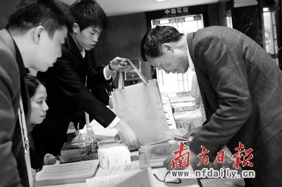 ���գ���һ��ʡ��ЭίԱ½������������Ĵ����ϸ���һ��������װ�š�����ͼƬ �Ϸ��ձ����� ������ ��