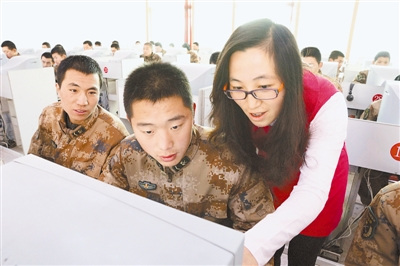 计算机专业毕业的某汽车团军嫂车志红来队时辅导官兵计算机知识。邹小庆摄 计算机专业毕业的某汽车团军嫂车志红来队时辅导官兵计算机知识。邹小庆摄