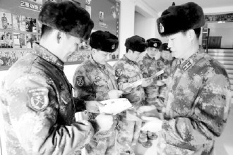 新疆军区某炮兵旅政治部近日向直属分队主官发放廉政贺卡。这是该旅为勉励大家过一个勤政廉洁的新春佳节,专门为连以上主官制作的廉政贺卡。 蒲洪海摄 新疆军区某炮兵旅政治部近日向直属分队主官发放廉政贺卡。这是该旅为勉励大家过一个勤政廉洁的新春佳节,专门为连以上主官制作的廉政贺卡。 蒲洪海摄