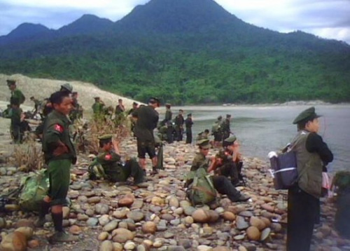 活动在恩迈开江的克钦独立军官兵,大山背后就是密松大坝 活动在恩迈开江的克钦独立军官兵,大山背后就是密松大坝