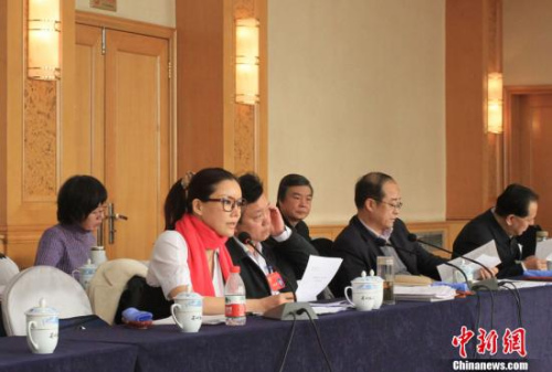1月24日上午,政协甘肃省第十一届委员会第一次会议继续进行小组会议,讨论甘肃省政府工作报告和计划、财政报告。香港影星彭丹作为甘肃省政协委员在会上发言。张道正 摄 1月24日上午,政协甘肃省第十一届委员会第一次会议继续进行小组会议,讨论甘肃省政府工作报告和计划、财政报告。香港影星彭丹作为甘肃省政协委员在会上发言。张道正 摄