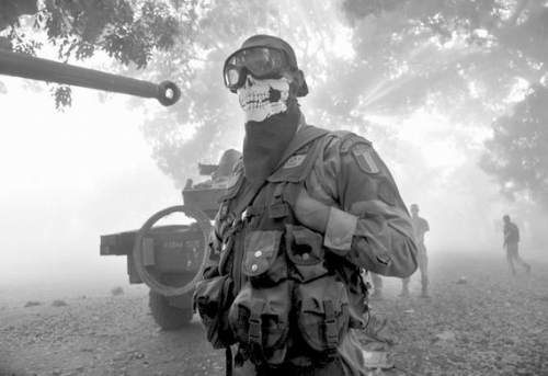 一名法国士兵在马里戴骷髅面具的照片近日引起法军方的不满,认为此举有损法国在非洲的形象。 一名法国士兵在马里戴骷髅面具的照片近日引起法军方的不满,认为此举有损法国在非洲的形象。