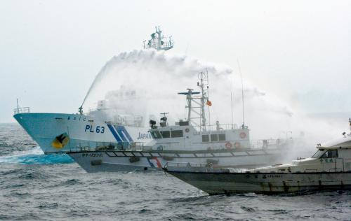台湾“海巡署”的巡逻船(中)在掩护保钓船“全家福”号(右)躲避日本海上保安厅巡视船的水炮攻击。 台湾“海巡署”的巡逻船(中)在掩护保钓船“全家福”号(右)躲避日本海上保安厅巡视船的水炮攻击。