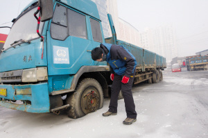 1月23日,皇姑区城建北尚小区东南侧的马路,地下自来水管线损坏,水漫路面并结冰,一辆停放多日的货车车轮冻在冰层里 1月23日,皇姑区城建北尚小区东南侧的马路,地下自来水管线损坏,水漫路面并结冰,一辆停放多日的货车车轮冻在冰层里