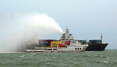 2012年8月10日,福建省海上搜救中心对途经厦门外海的“新蛇口”轮机舱外围实施喷水冷却灭火救援 2012年8月10日,福建省海上搜救中心对途经厦门外海的“新蛇口”轮机舱外围实施喷水冷却灭火救援