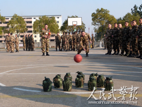 自创“快乐保龄球” 自创“快乐保龄球”