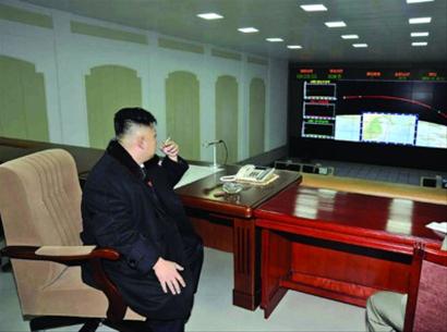 朝鲜最高领导人金正恩去年12月12日在平壤卫星控制综合指挥所指挥卫星发射 朝鲜最高领导人金正恩去年12月12日在平壤卫星控制综合指挥所指挥卫星发射