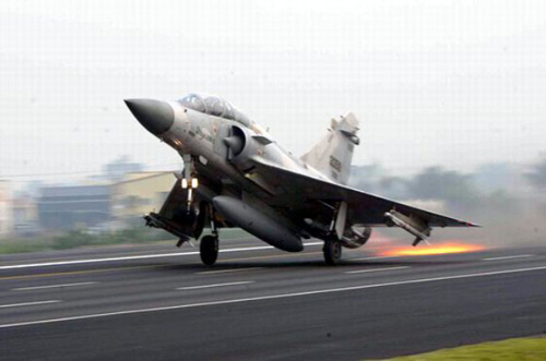 资料图:台军幻影2000战机 资料图:台军幻影2000战机