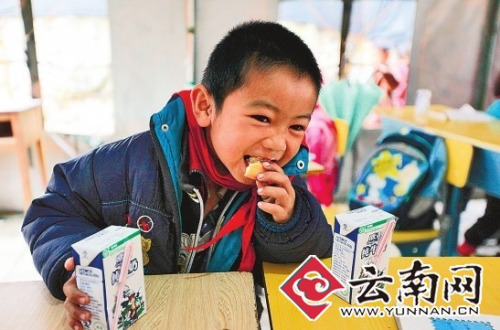 吃到营养餐,孩子很开心。 陈创业 摄 吃到营养餐,孩子很开心。 陈创业 摄