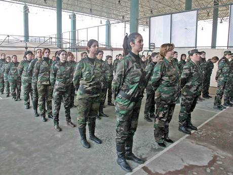 叙利亚“国防雌狮”在瓦迪-达哈卜地区的一处军事基地中接受训练。 叙利亚“国防雌狮”在瓦迪-达哈卜地区的一处军事基地中接受训练。