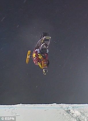 摩尔在空中表演翻滚动作。 摩尔在空中表演翻滚动作。