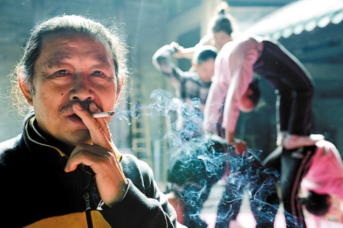 66岁的团长尹春燕带着孩子们训练 66岁的团长尹春燕带着孩子们训练