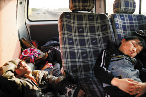 为了生活,他们小小年纪就经常到处演出 为了生活,他们小小年纪就经常到处演出