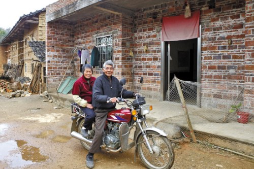 女儿几年前远嫁山西,对于73岁的农民张文荣来说,嫁出去的女儿就是泼出去的水。2010年,儿子又带着儿媳和三个孙子到广州打工,一年才回家一两次,往昔热闹的家突然就冷清了下来。去年,这对老夫妻花了6万多在原来的土房旁建起一栋两层新房,最近又买了辆新摩托。张文荣常骑着新座驾下山,威风凛凛间,对儿女的思念就没那么强烈了。 女儿几年前远嫁山西,对于73岁的农民张文荣来说,嫁出去的女儿就是泼出去的水。2010年,儿子又带着儿媳和三个孙子到广州打工,一年才回家一两次,往昔热闹的家突然就冷清了下来。去年,这对老夫妻花了6万多在原来的土房旁建起一栋两层新房,最近又买了辆新摩托。张文荣常骑着新座驾下山,威风凛凛间,对儿女的思念就没那么强烈了。