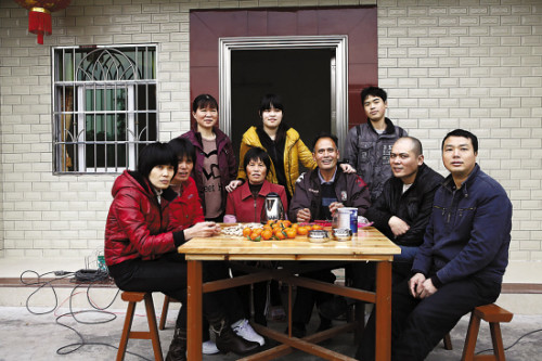 村里的老生产队长、64岁留守老人叶耐青,这两三年问兄弟借钱、再加上扶贫队补助的万把块钱终于建起一栋新房子。新居入伙这天,在广州和东莞安了家的儿子和两个女儿带着家小都奔回来了。“就缺一个外甥和一个孙子在外面读书回不来。”叶耐青说:“不过也难得全家这么齐整。” 村里的老生产队长、64岁留守老人叶耐青,这两三年问兄弟借钱、再加上扶贫队补助的万把块钱终于建起一栋新房子。新居入伙这天,在广州和东莞安了家的儿子和两个女儿带着家小都奔回来了。“就缺一个外甥和一个孙子在外面读书回不来。”叶耐青说:“不过也难得全家这么齐整。”