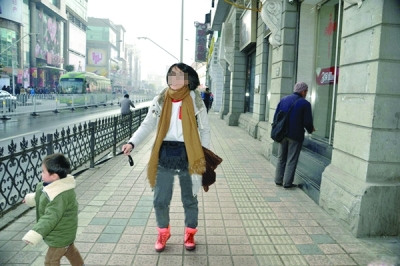 年轻妈妈为防孩子走失,在其脖子上系上绳子 史忠树 摄 年轻妈妈为防孩子走失,在其脖子上系上绳子 史忠树 摄