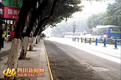 已完成拓宽的民主路,车辆通行明显顺畅 已完成拓宽的民主路,车辆通行明显顺畅