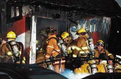 2月21日,美国罗得岛州西沃威克一家夜总会门口,消防队员准备入内灭火并寻找遇难者。(资料图) 2月21日,美国罗得岛州西沃威克一家夜总会门口,消防队员准备入内灭火并寻找遇难者。(资料图)